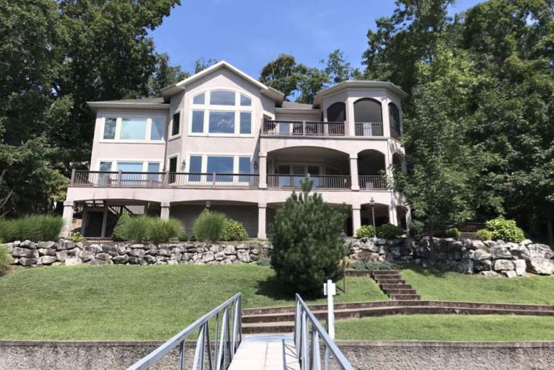4000+ sq ft, 6 bedrooms, 4.5 baths, 2 well boat dock Image